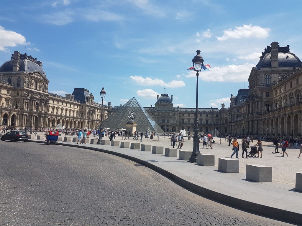 taxi moto au Louvre Paris